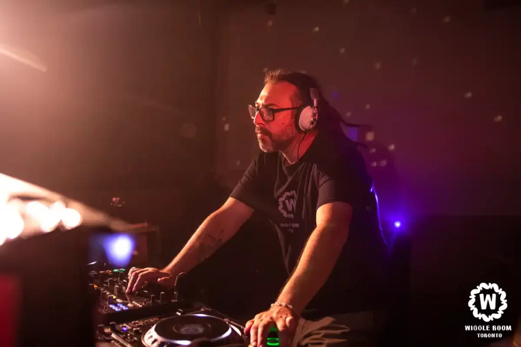 DJ focussed foreward